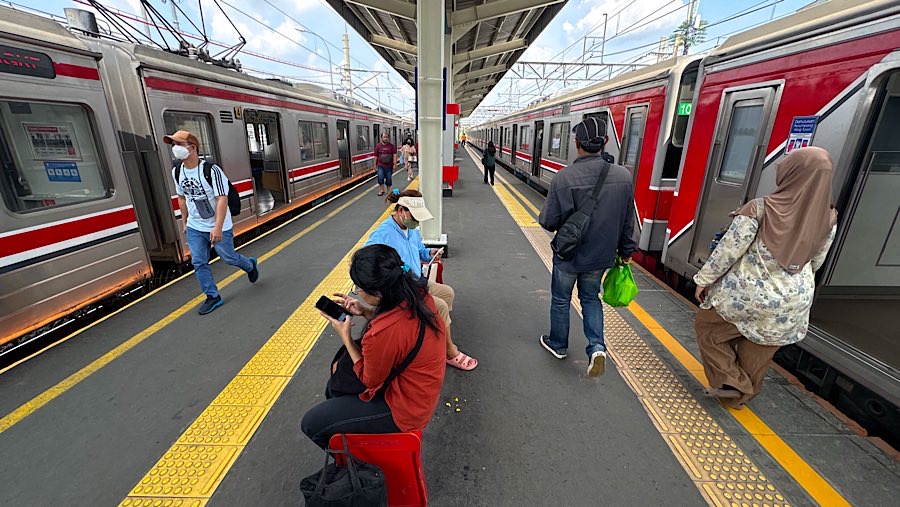 masyarakat di commuter line